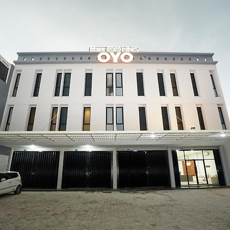 Super Oyo Capital O 449 The Colins Hotell Keputih Exteriör bild