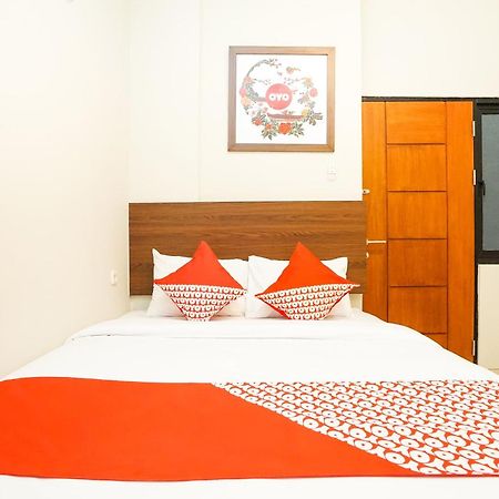 Super Oyo Capital O 449 The Colins Hotell Keputih Exteriör bild