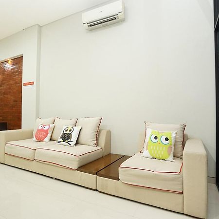 Super Oyo Capital O 449 The Colins Hotell Keputih Exteriör bild