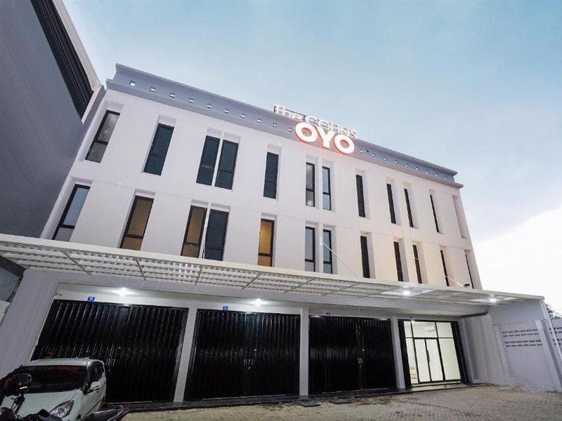 Super Oyo Capital O 449 The Colins Hotell Keputih Exteriör bild