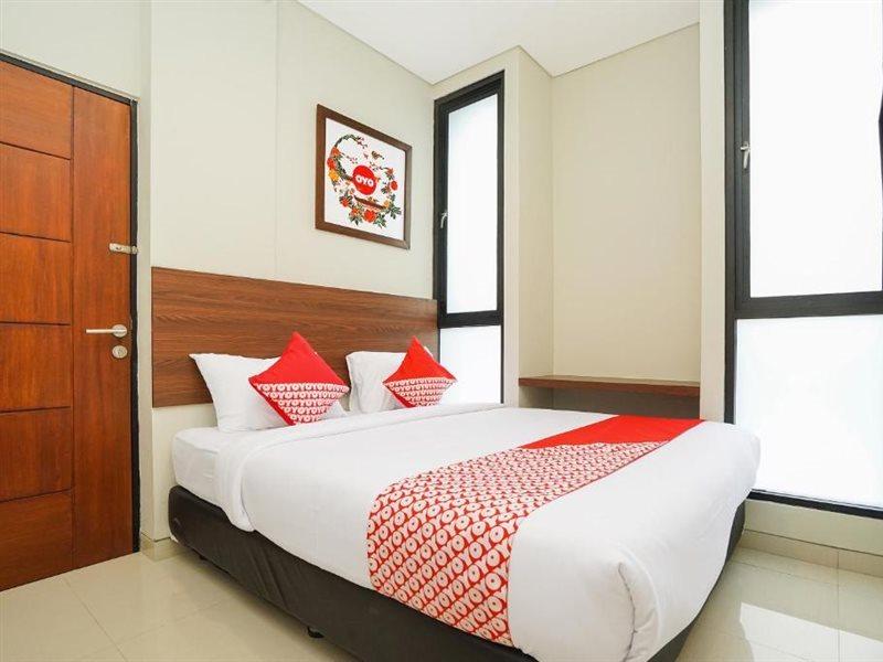 Super Oyo Capital O 449 The Colins Hotell Keputih Exteriör bild