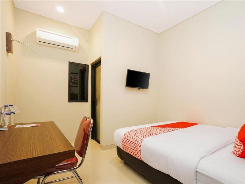 Super Oyo Capital O 449 The Colins Hotell Keputih Exteriör bild