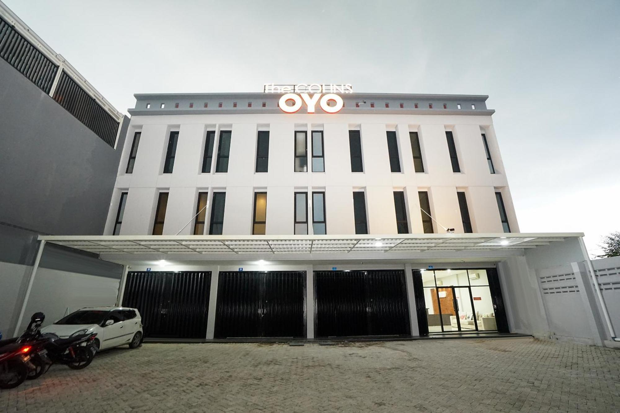 Super Oyo Capital O 449 The Colins Hotell Keputih Exteriör bild