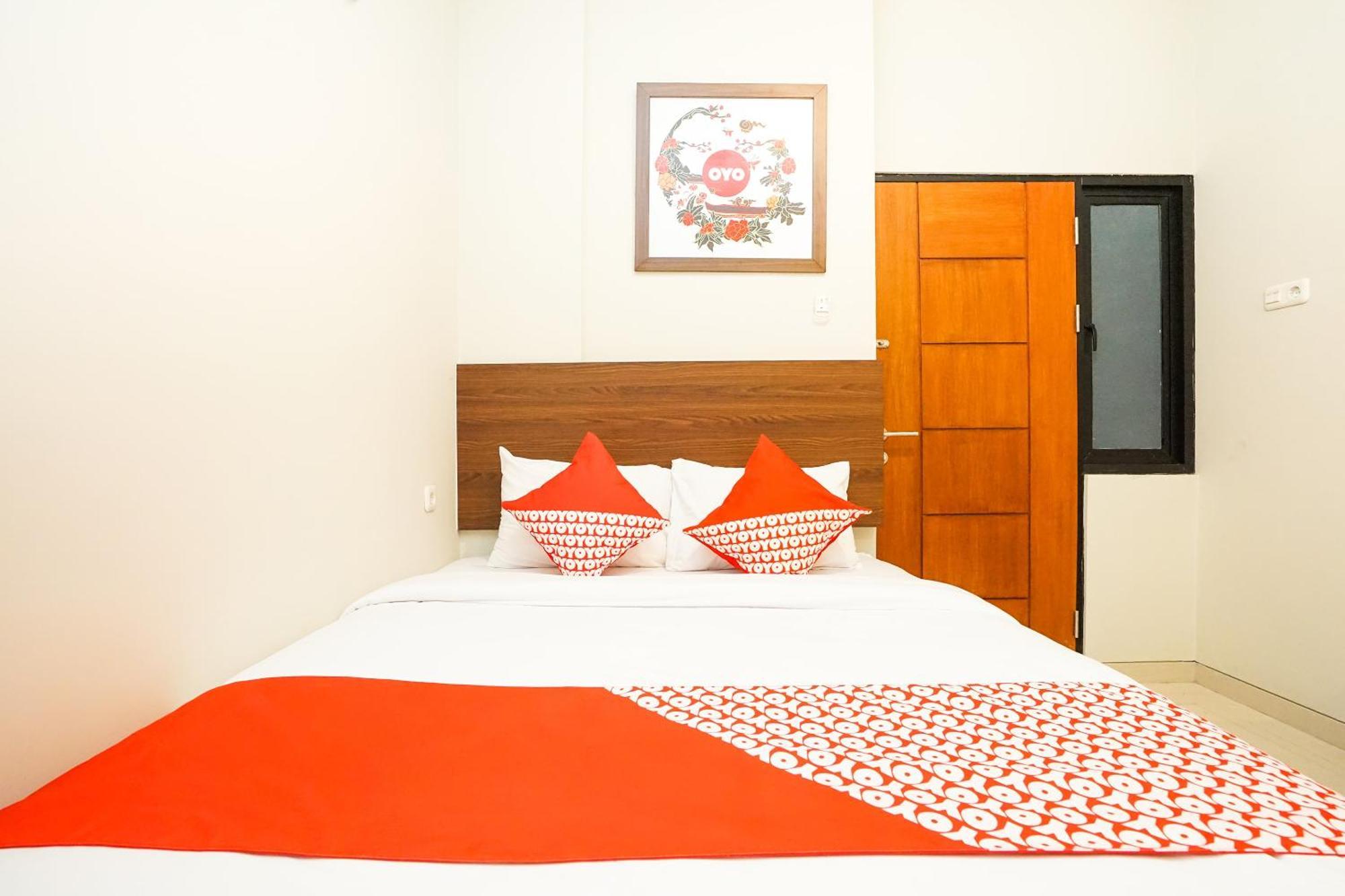 Super Oyo Capital O 449 The Colins Hotell Keputih Exteriör bild