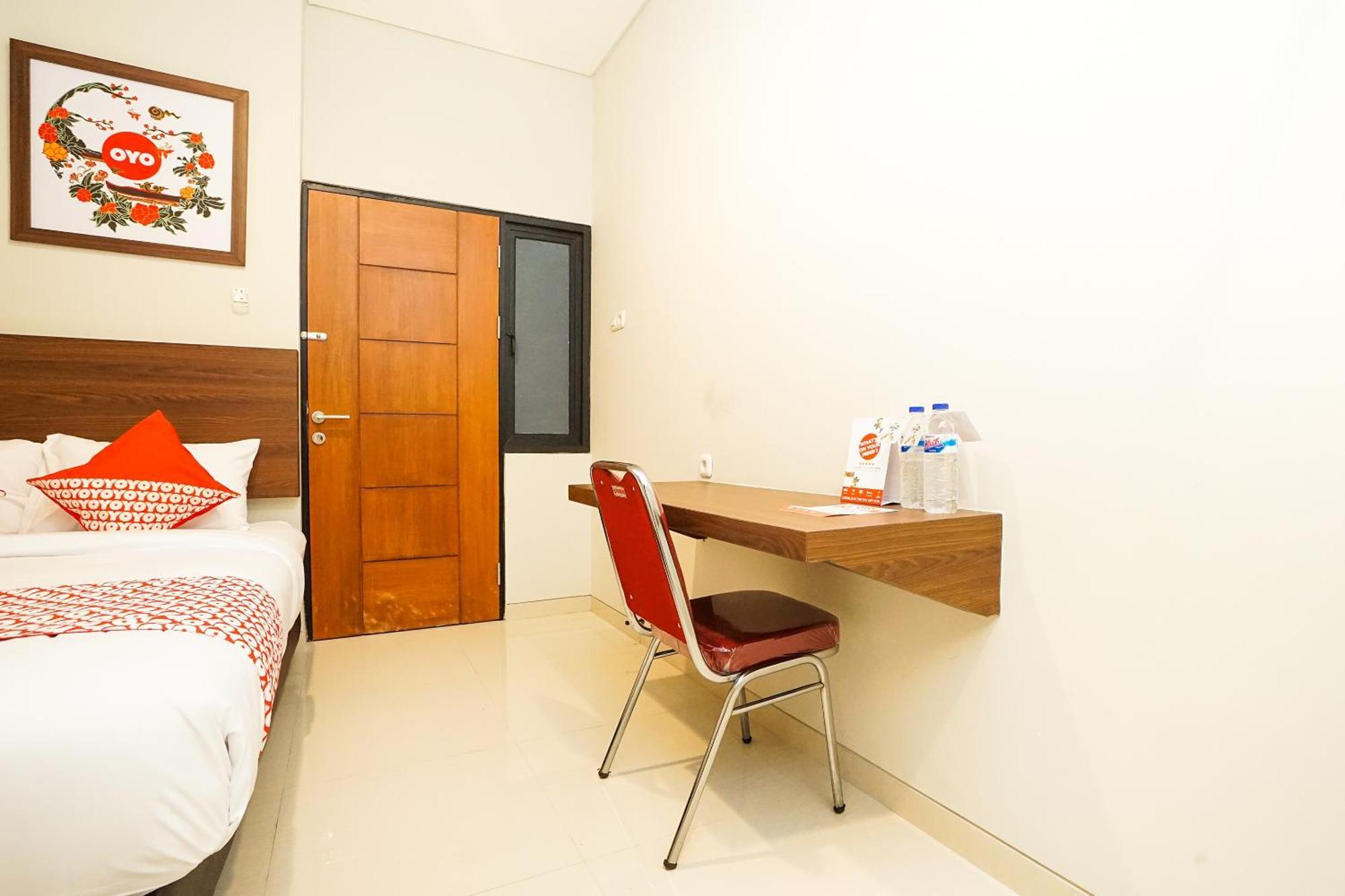 Super Oyo Capital O 449 The Colins Hotell Keputih Exteriör bild