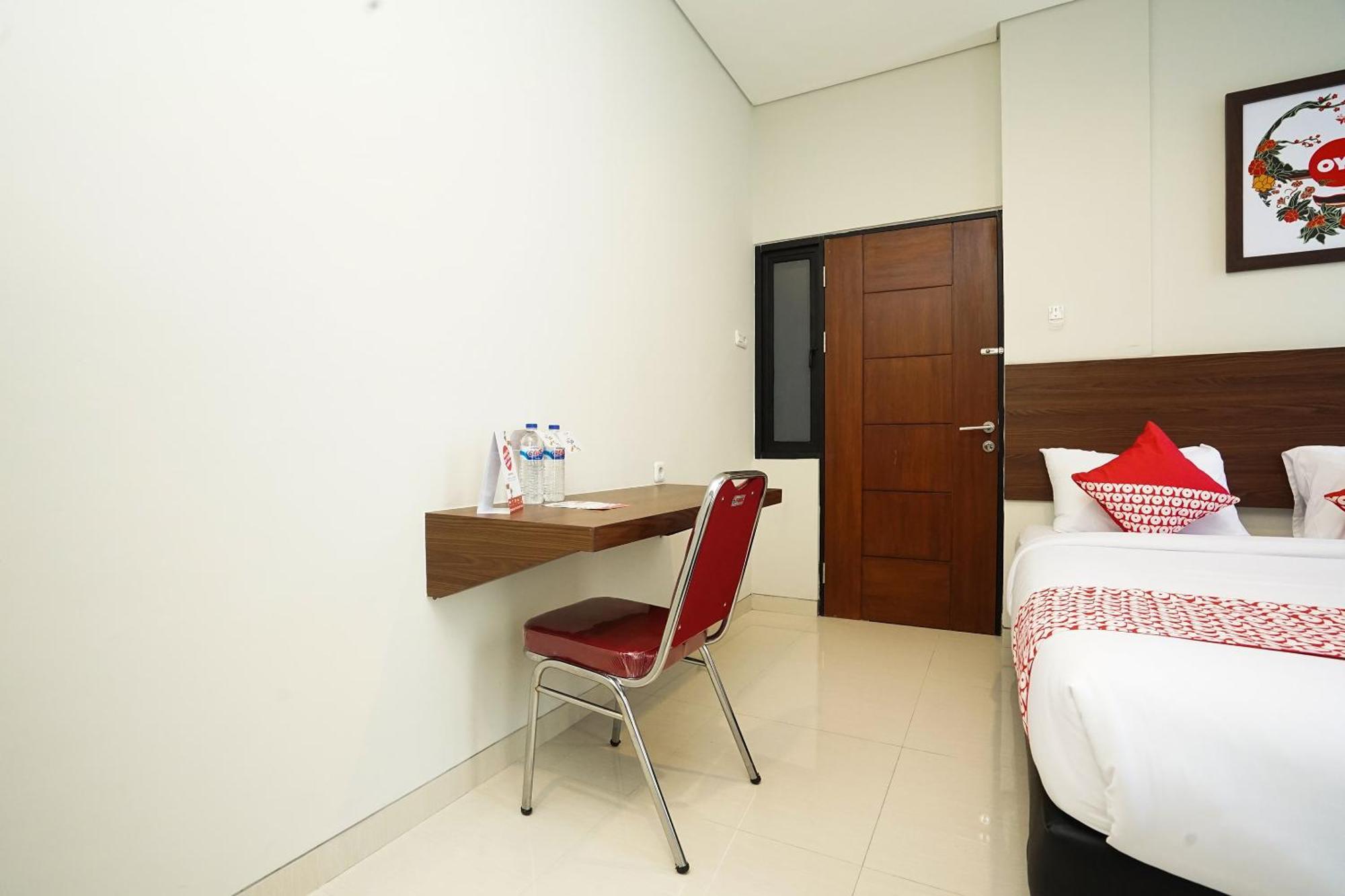 Super Oyo Capital O 449 The Colins Hotell Keputih Exteriör bild