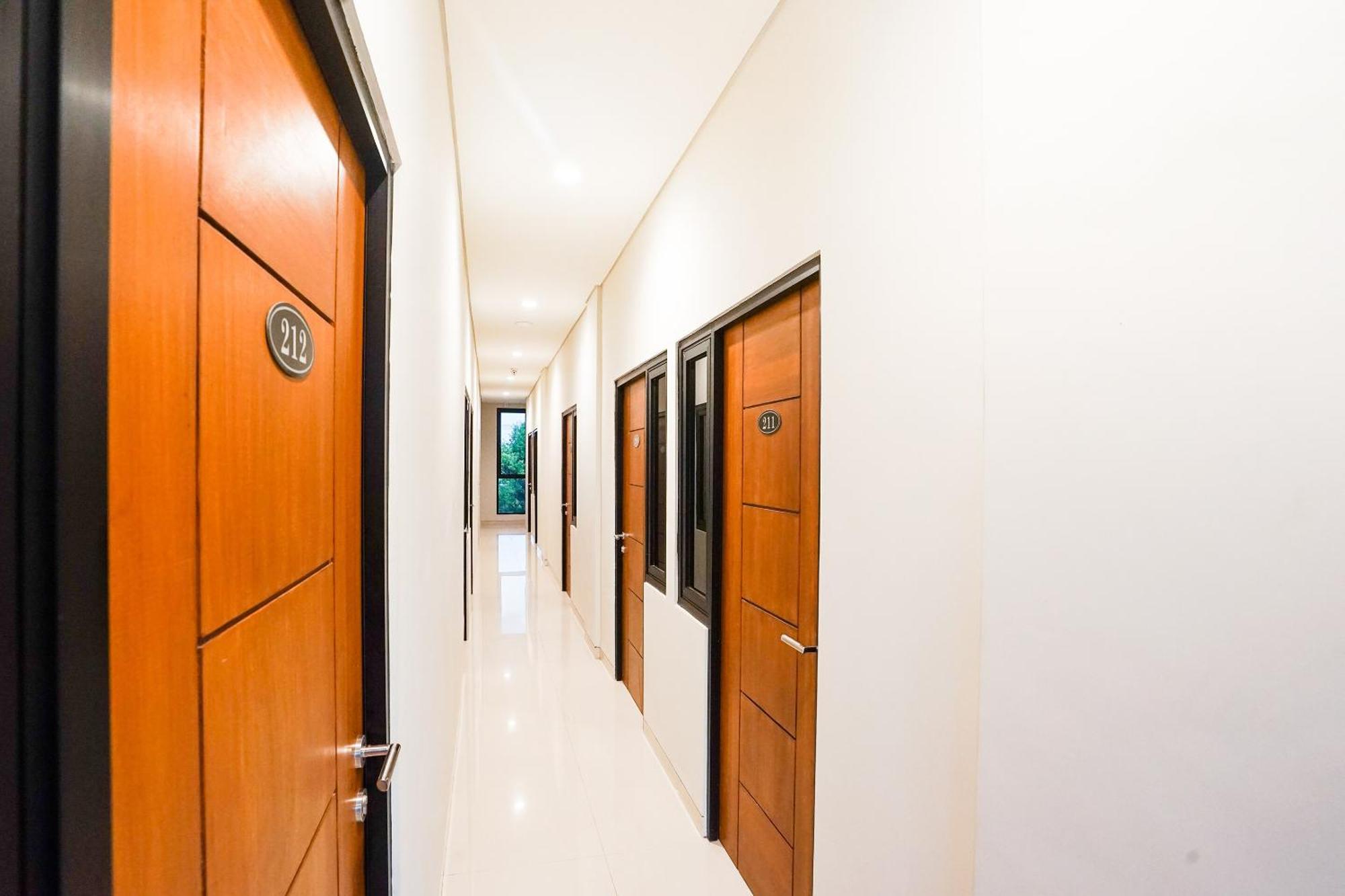 Super Oyo Capital O 449 The Colins Hotell Keputih Exteriör bild