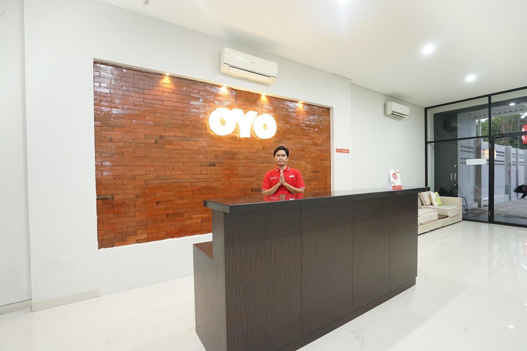 Super Oyo Capital O 449 The Colins Hotell Keputih Exteriör bild