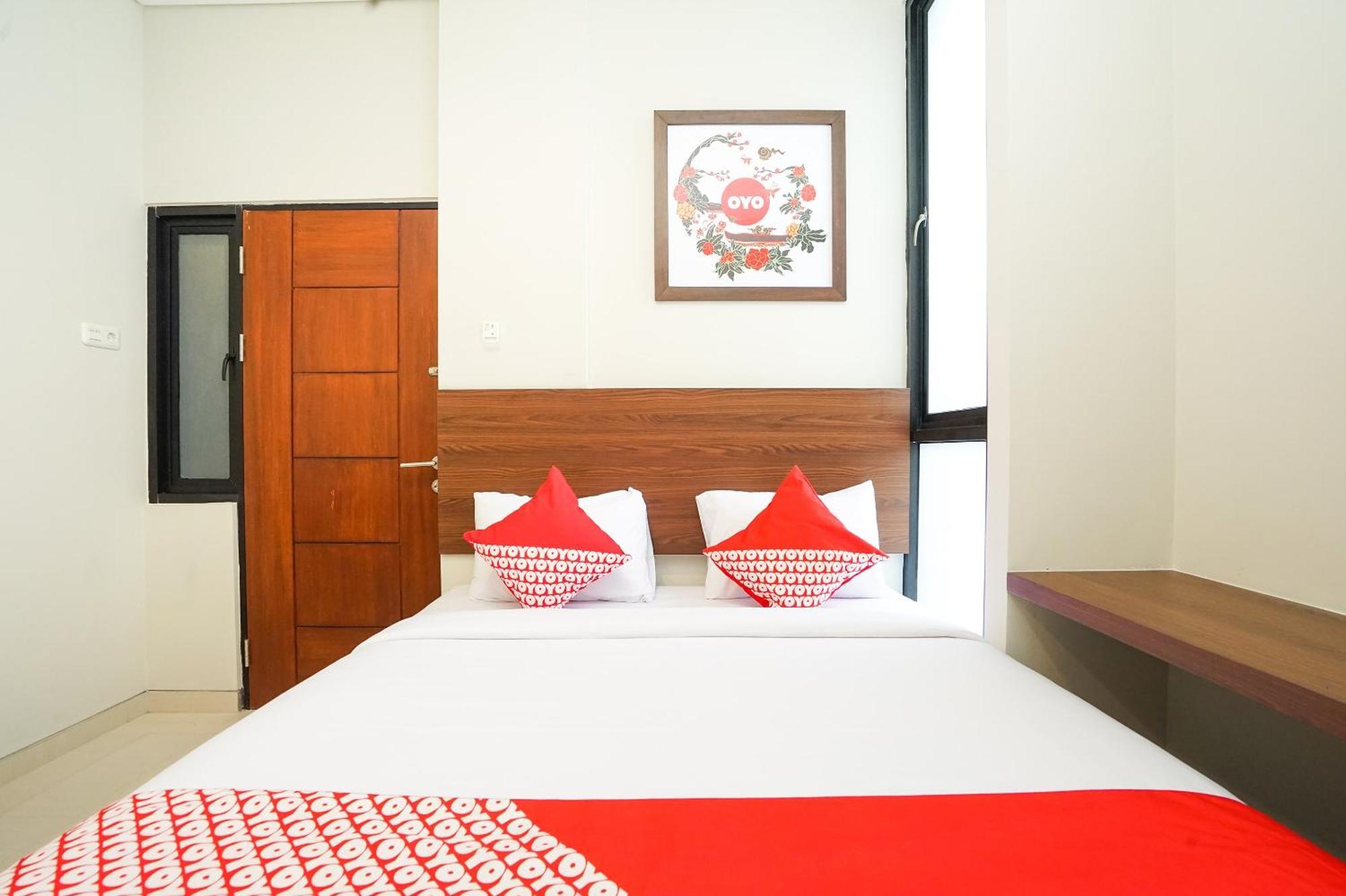 Super Oyo Capital O 449 The Colins Hotell Keputih Exteriör bild