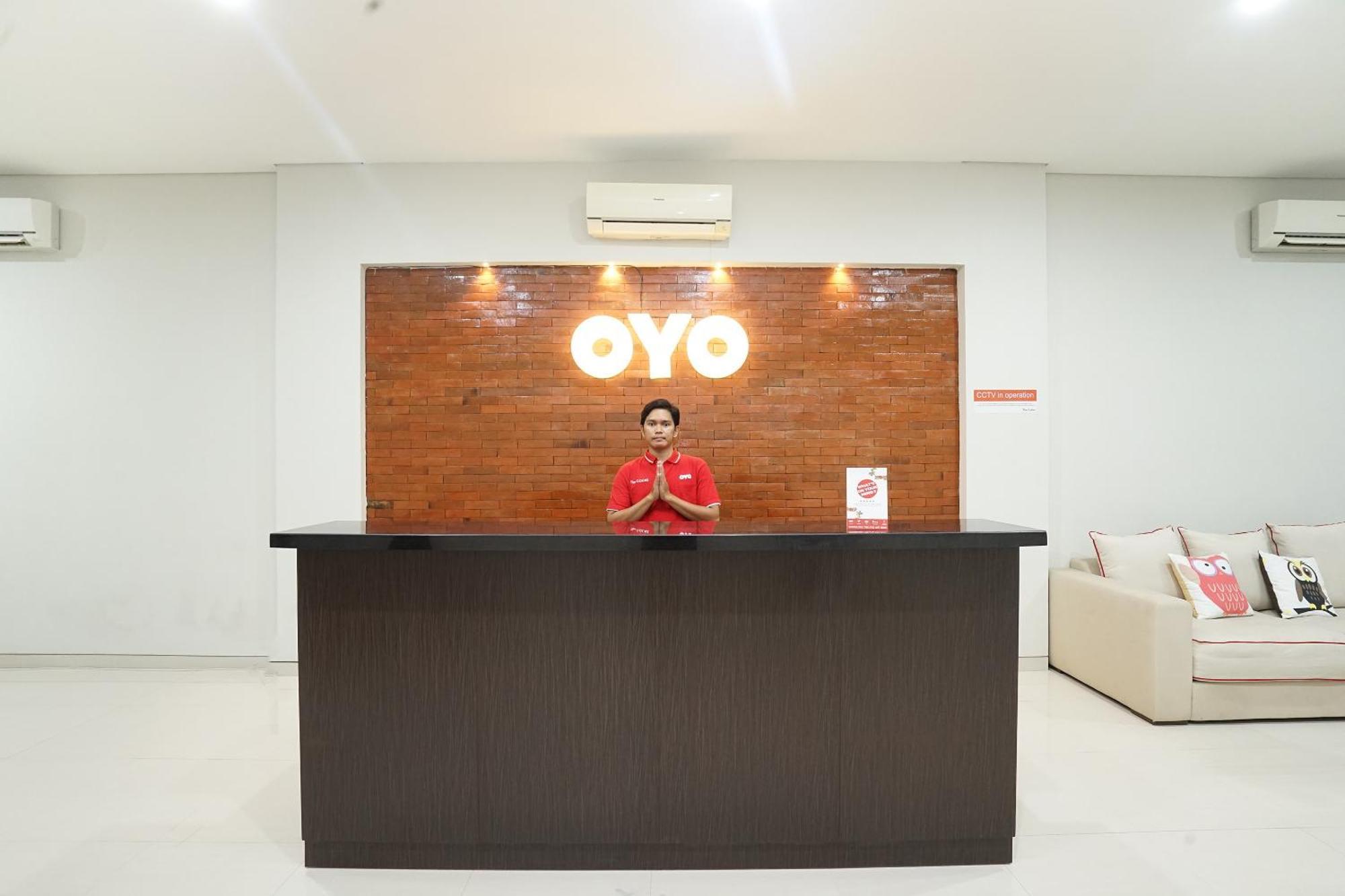 Super Oyo Capital O 449 The Colins Hotell Keputih Exteriör bild