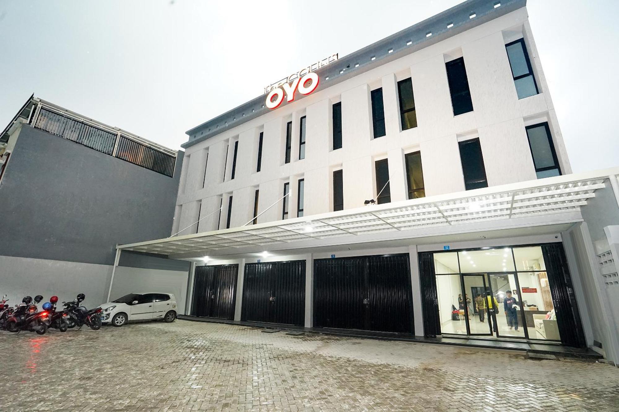 Super Oyo Capital O 449 The Colins Hotell Keputih Exteriör bild