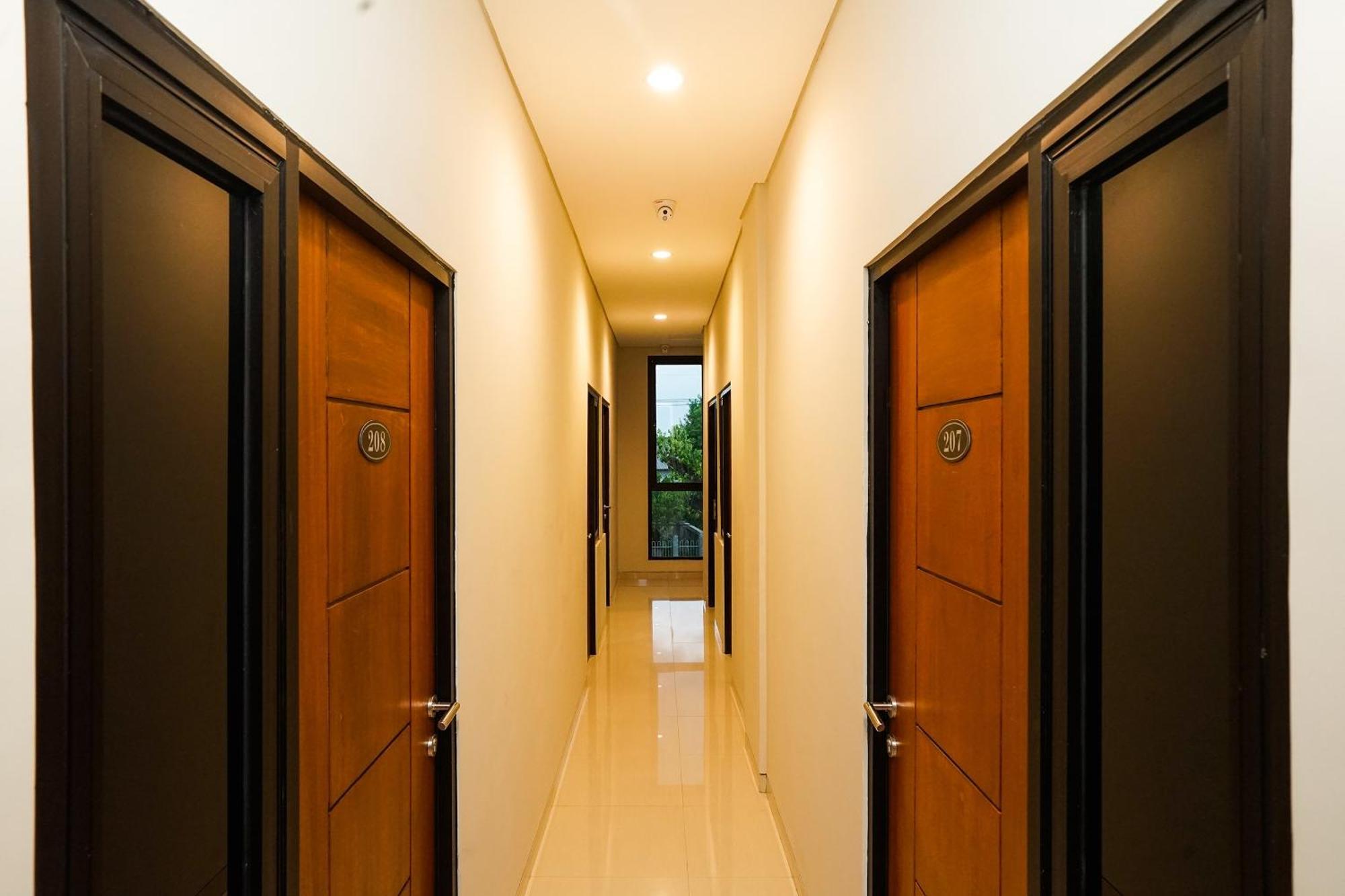 Super Oyo Capital O 449 The Colins Hotell Keputih Exteriör bild