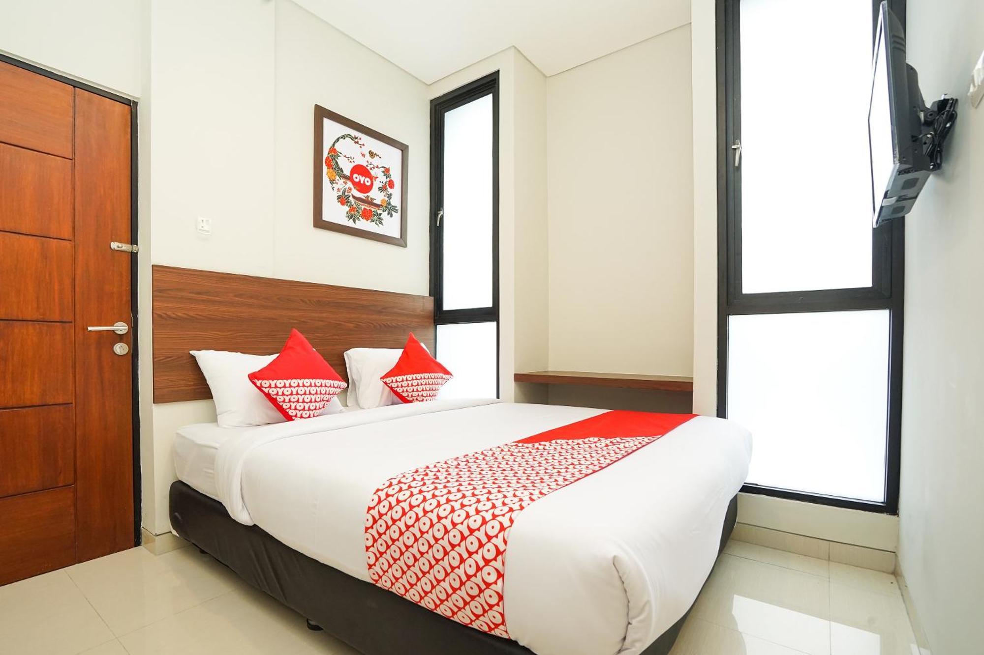 Super Oyo Capital O 449 The Colins Hotell Keputih Exteriör bild