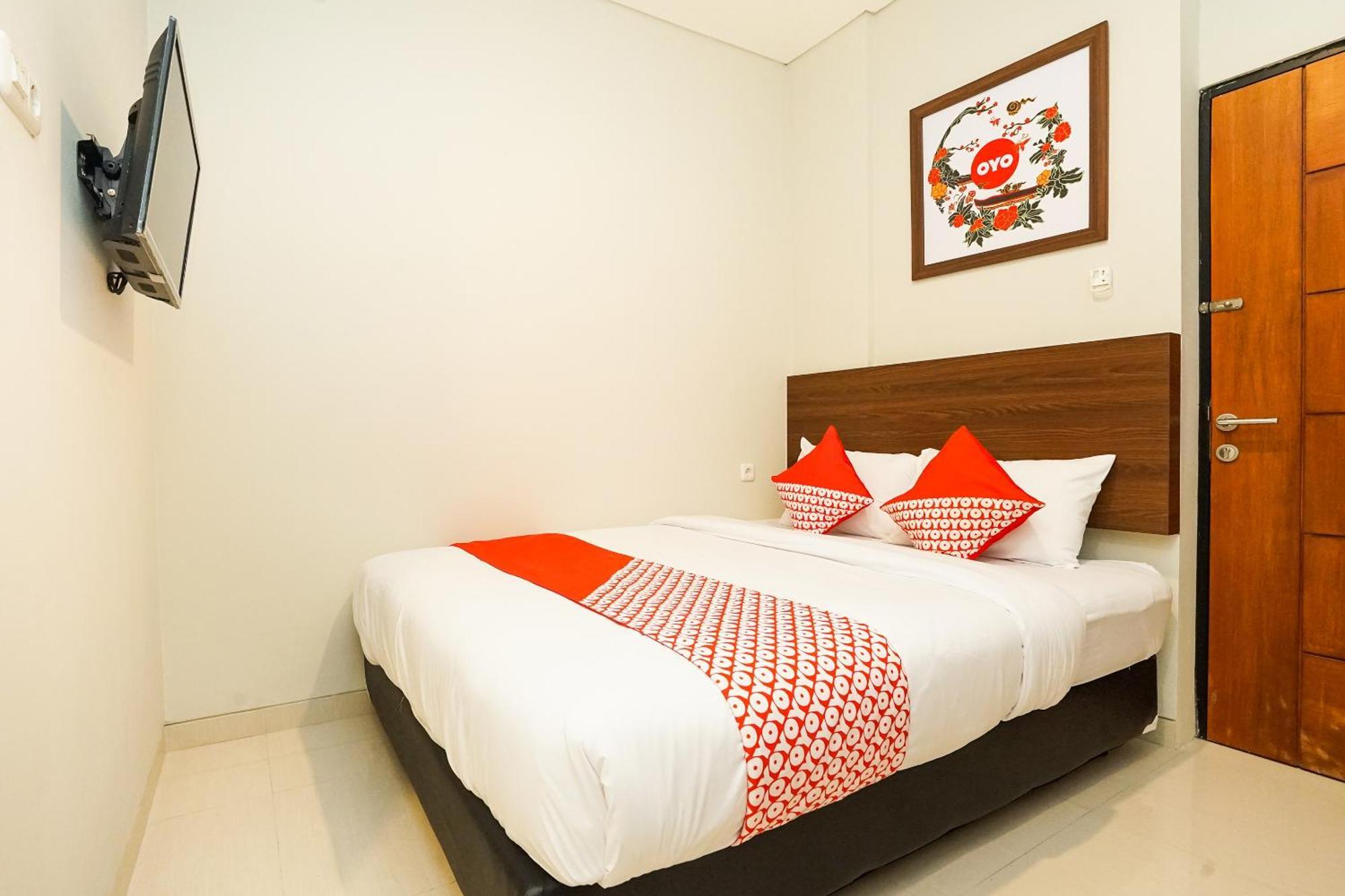 Super Oyo Capital O 449 The Colins Hotell Keputih Exteriör bild