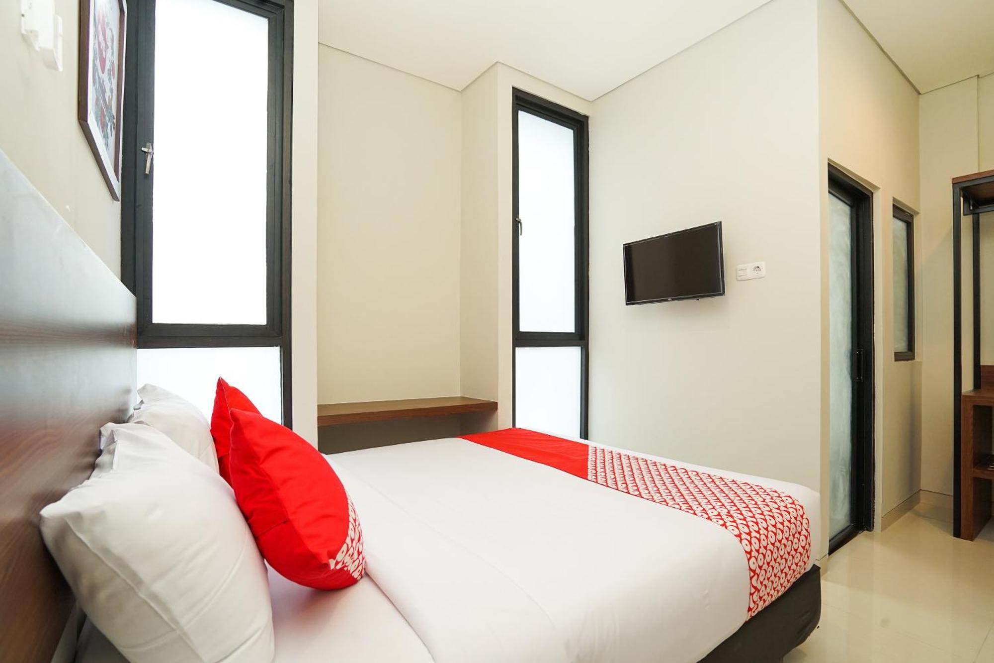 Super Oyo Capital O 449 The Colins Hotell Keputih Exteriör bild